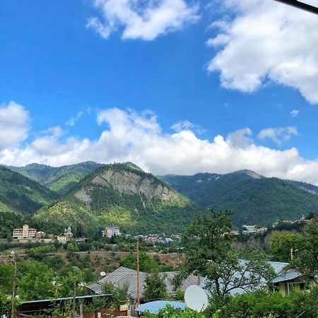 Achela'S Guesthouse Borjomi Bagian luar foto